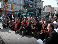 TEKEL işçilerine destek için oturma eylemi yaptılar
