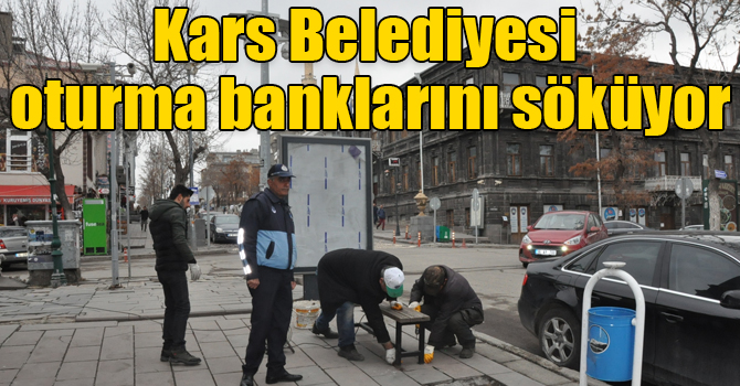 Kars Belediyesi oturma banklarını söküyor