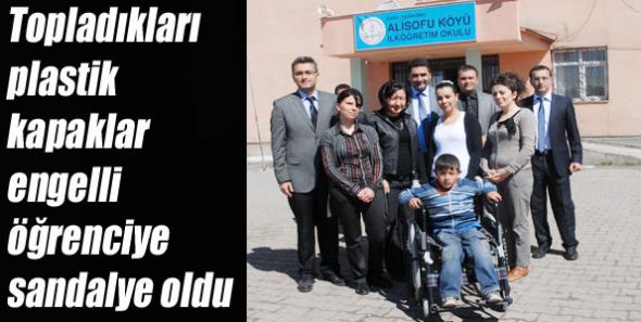Plastik kapaklar engelli öğrenciye sandalye oldu