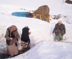 90'lık dede ve eşlerinin kartopu keyfi