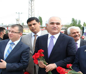 Kars'ta Aliyev Büstüne Karanfil
