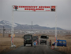 Cumhuriyet Köyü çocukları askerleri sevgi gösterisiyle karşılıyor