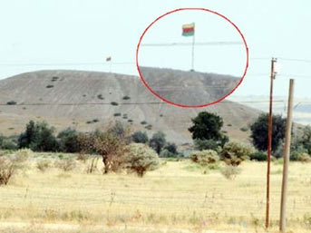 PKK, Türkiye sınırına sözde bayrağını dikti