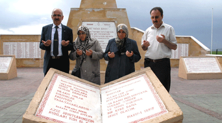 Şehit Babalarının Kabrini Ziyaret Ettiler