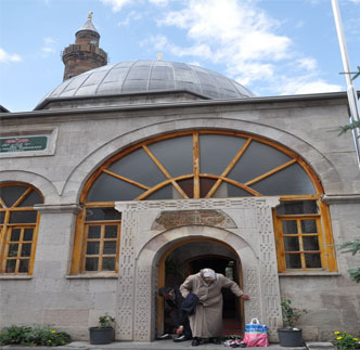Harakani Türbesi ziyaretçi akınına uğruyor