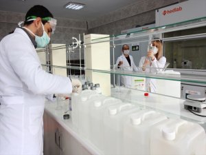 Ağrı Devlet Hastanesinin bir aylık dezenfektan ihtiyacını akademisyenler üretti