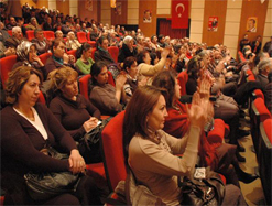 Karara alkışlı protesto