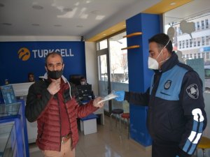 Tatvan Belediyesi esnafa ücretsiz maske dağıttı