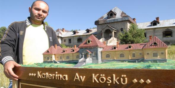 Tarihi Köşkün çürümesine engel olmak için maketini yaptı