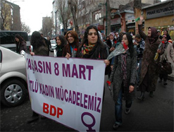 BDP, DÜNYA KADINLAR GÜNÜ’NDE BAYAN POLİSLERE KARANFİL DAĞITTI