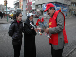 DİSK, kadınlara karanfil hediye etti