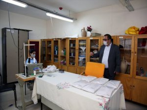 Tunceli Halk Eğitim Merkezi Covid-19 nedeniyle sağlık çalışanları için tulum üretimine başladı