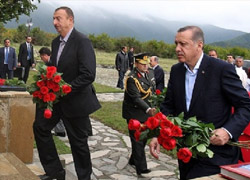 Başbakan Erdoğan Azerbaycan'daki Türk şehitliğinde