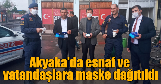 Akyaka'da esnaf ve vatandaşlara maske dağıtıldı