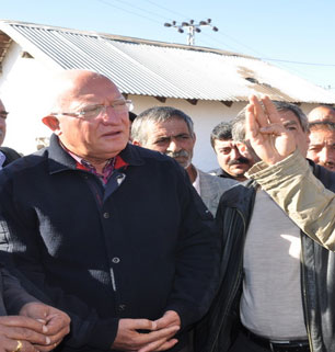 CHP’liler hayvan pazarında çiftçiyi dinledi
