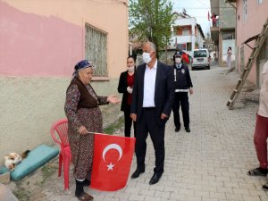 Hekimhan Belediyesi Türk bayrağı dağıttı