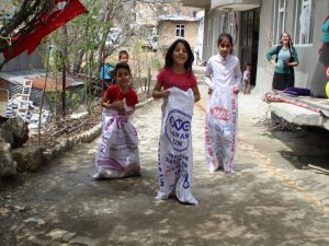 Hakkarili çocuklar evlerini süsleyerek 23 Nisan'ı kutladı