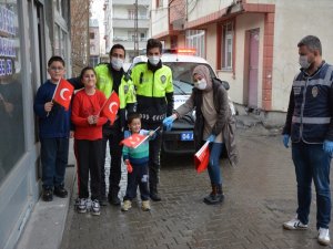 Patnos'ta polisler çocuklara Türk bayrağı ve balon dağıttı