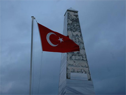 Rüzgar şehitliği mermerleri uçurdu