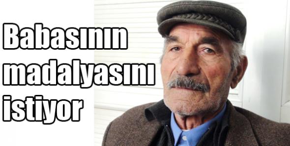 Babasının madalyasını istiyor