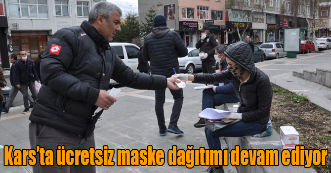 Kars’ta ücretsiz maske dağıtımı devam ediyor