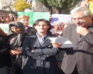 Kars'ta BDP’den Siyah Çelenk