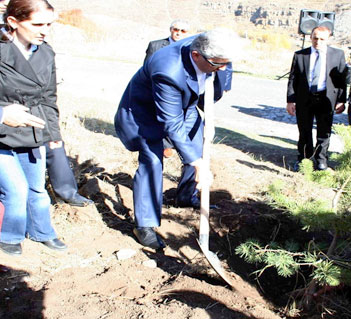 Kars'ta Kadınlar Ağaç Dikti