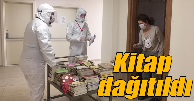 Yurt dışından gelen Türk vatandaşlara kitap dağıtıldı