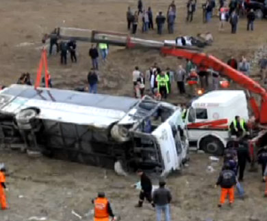 Otobüs şarampole yuvarlandı: 4 ölü