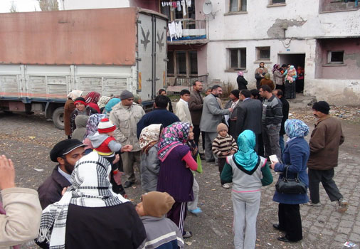 Kars'ta Afganlara soba yardımı