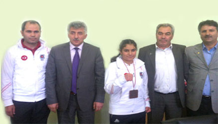Zeynep Gönç Ödülünü Aldı