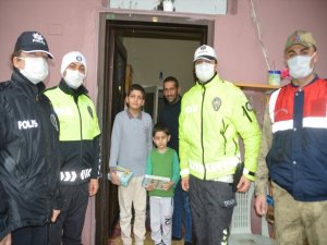 Eleşkirt'te polis ve jandarmadan çocuklara sürpriz ziyaret