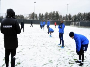 Erzurumspor, kar yağışı altında antrenmanlara başladı
