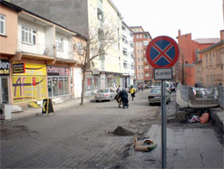 KARS'TA BAZI CADDELERE PARK YASAĞI GETİRİLDİ