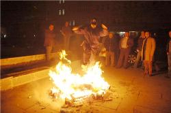 Kars polisi nevruz ateşi yakanlara karanfil dağıttı, ateşten atladı