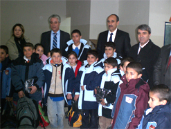 İŞ ADAMLARINDAN BİN 500 YOKSUL ÖĞRENCİYE YARDIM