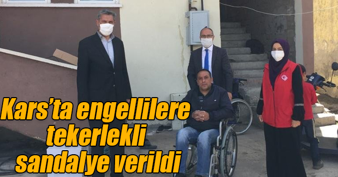 Kars’ta engellilere tekerlekli sandalye verildi