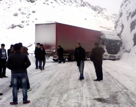Kayan Tır Yolu Kapattı