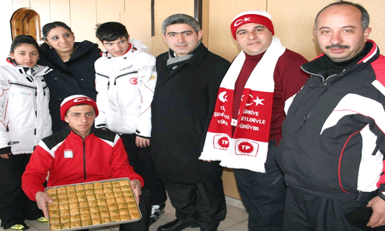Kars'ta Engelli Sporculara Tatlı İkramı
