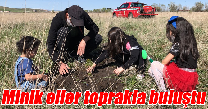 Minik eller toprakla buluştu