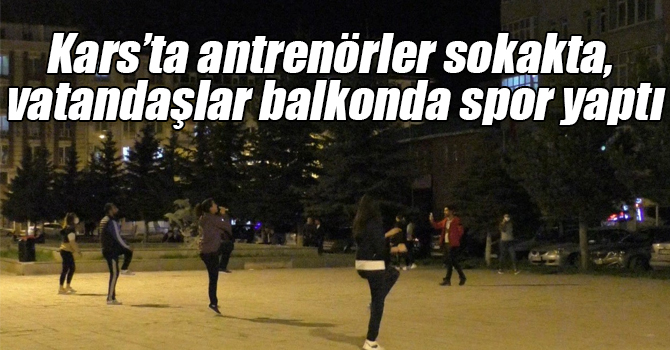 Kars’ta antrenörler sokakta, vatandaşlar balkonda spor yaptı