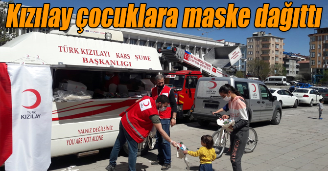 Kızılay çocuklara maske dağıttı