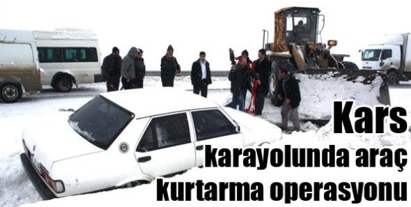 Kars karayolunda araç kurtarma operasyonu