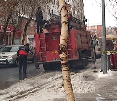 Kars'ta Çatılara Buz Müdahalesi