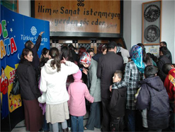 Çocuk tiyatrosuna beklenmedik ilgi izdihama yol açtı