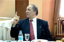 Kars Valisi hizmetler için kendini parçalayacak!