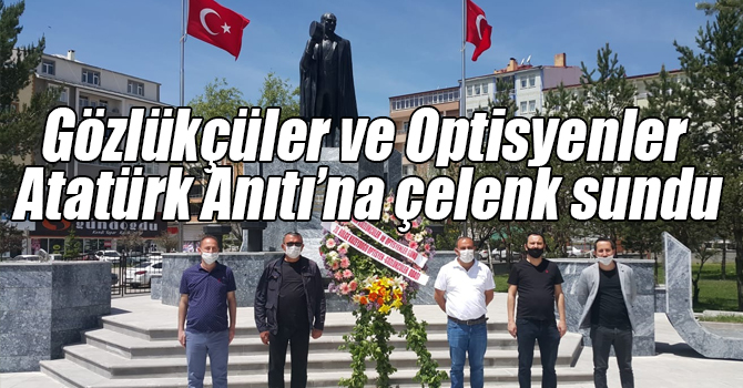 Gözlükçüler ve Optisyenler Atatürk Anıtı’na çelenk sundu