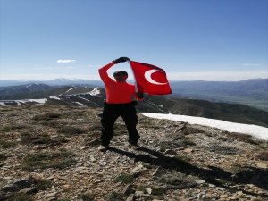 Bingöllü dağcılar Şeytan Dağı zirvesinde Türk bayrağı açtı