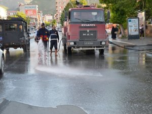 Muş'ta cadde ve kaldırımlar köpüklü suyla yıkanıyor