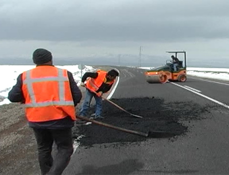 Kars'ta Yol Tamiratları Başladı
